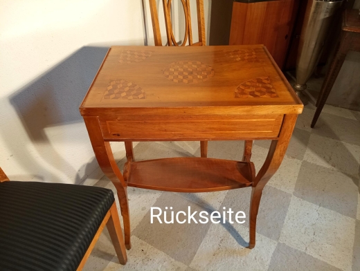 Biedermeier Tisch - Beistelltisch Nussbaum um 1820