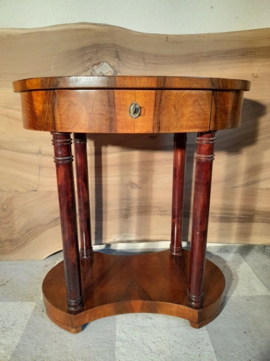 Biedermeier Beistelltisch - Etagere Nussbaum um 1830