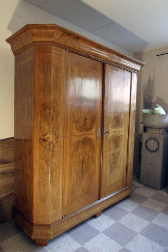 Barockschrank Nussbaum um 1750