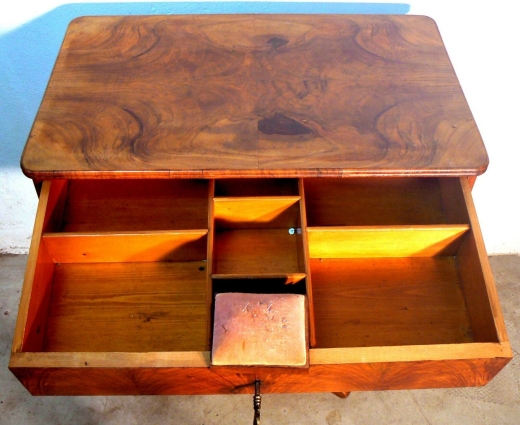Biedermeier Nähtisch Nussbaum um 1830
