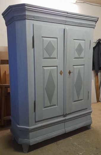 Klassizistischer Schrank in grau um 1800