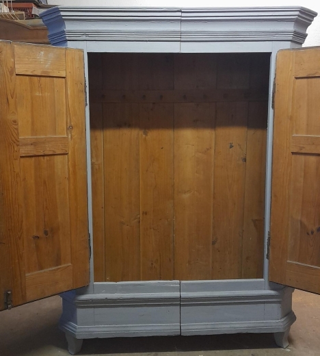 Klassizistischer Schrank in grau um 1800