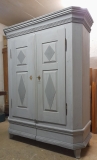 Klassizistischer Schrank in grau um 1800