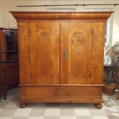 Geräumiger sehr früher Barockschrank um 1700 Nussbaum