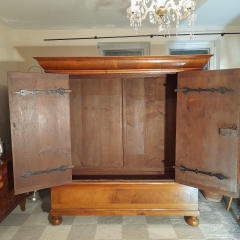 Geräumiger sehr früher Barockschrank um 1700 Nussbaum